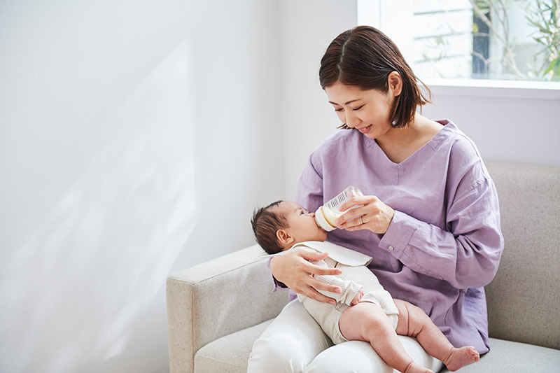 赤ちゃんの授乳イメージ