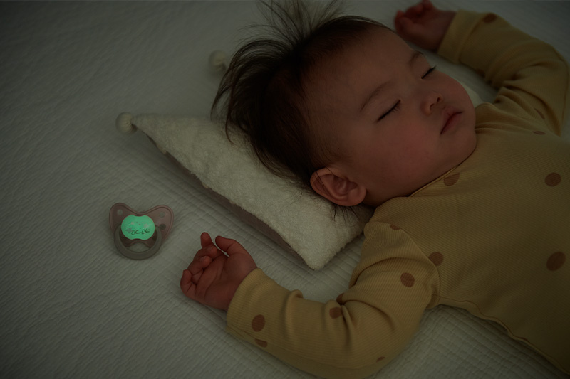 おしゃぶりをする赤ちゃん